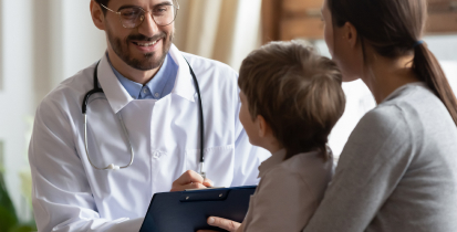 Un médecin en consultation avec une mère et son fils