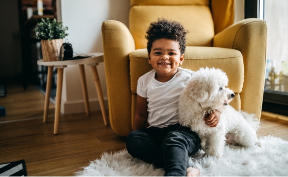Petite fille avec un chien