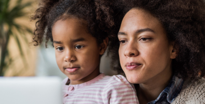 Une mère et sa fille devant un ordinateur