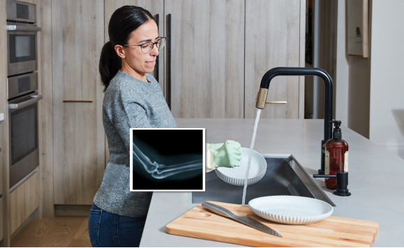 Une femme fait la vaisselle